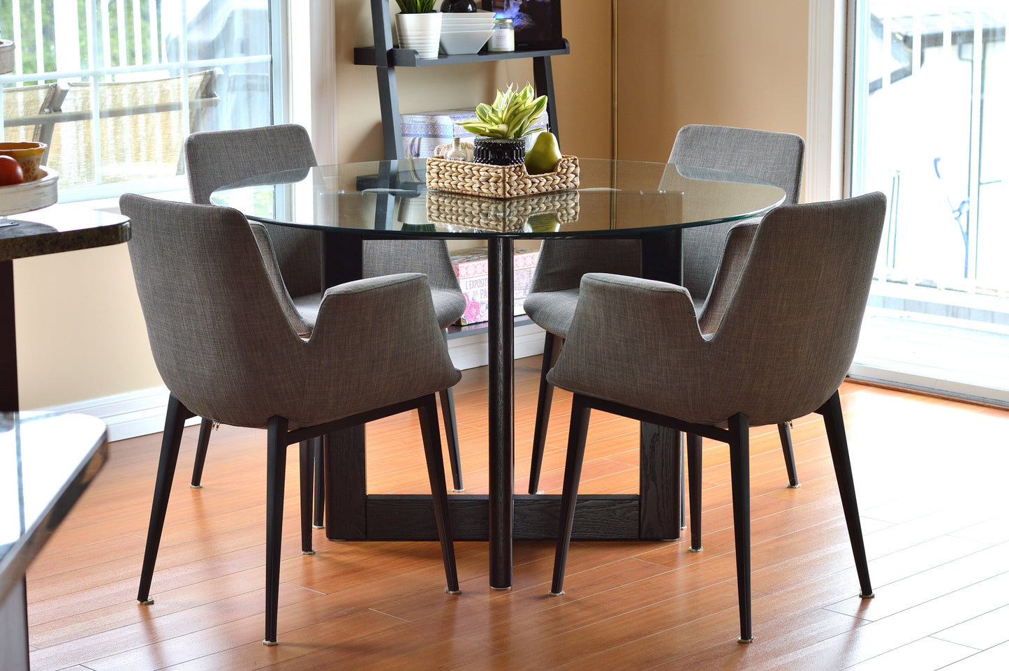 Othello Round Dining Table